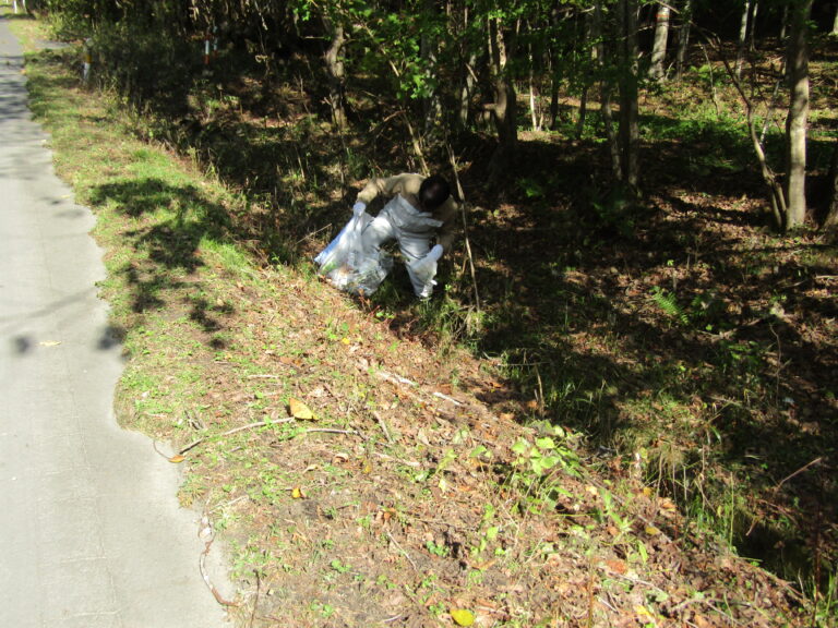 「水を汚染から守る会」の清掃活動